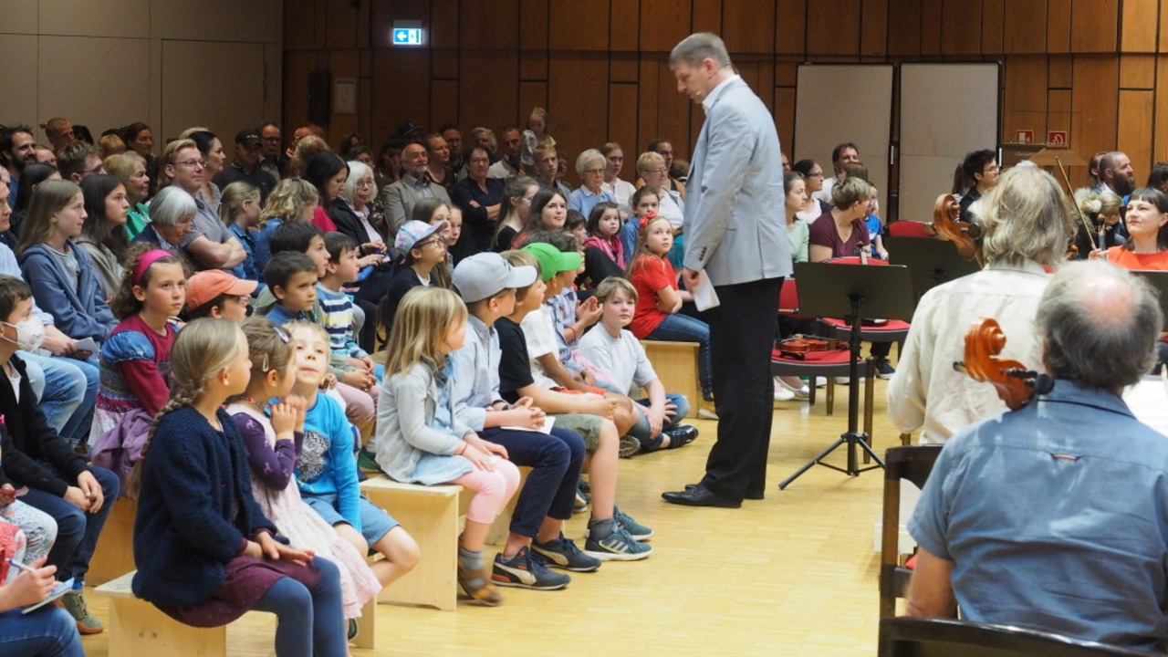 Gebanntes Publikum mit Dirigent Olaf Nießing  | Foto: privat