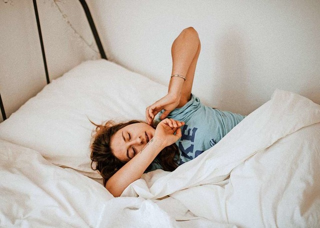 Morgens sollte man lieber direkt aufst...att beim Wecker auf snooze zu drcken.  | Foto: Kinga Cichewicz (Unsplash)