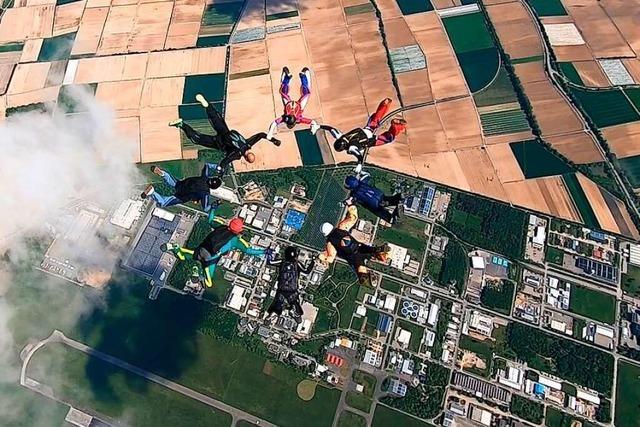 Gewerbepark Breisgau zeigt Fallschirmspringer an und fühlt sich provoziert