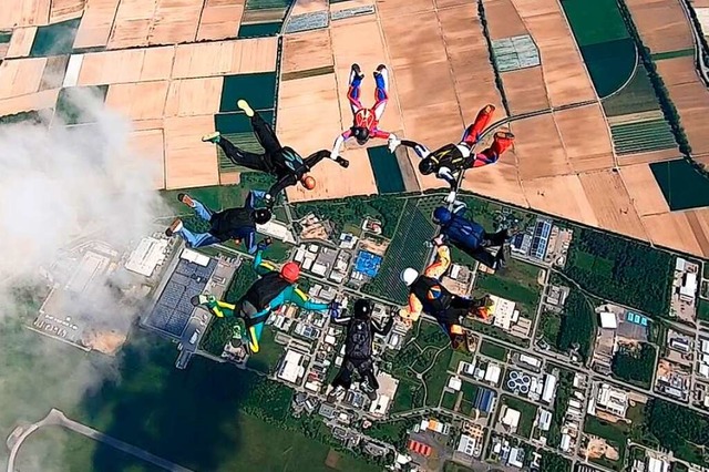 Die Sprungzeiten fr die Fallschirmspr...ewerbepark immer weiter eingeschrnkt.  | Foto: Marc Buchheit