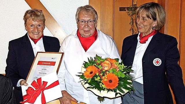 Damit hatte Rita Schle (Mitte) nicht ...links) zur  Ehrenvorsitzenden ernannt.  | Foto: Heidi Rombach