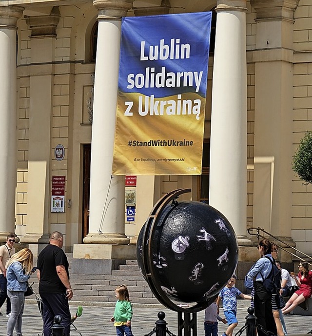 Am Rathaus von Lublin wird Solidaritt mit der Ukraine demonstriert.  | Foto: Hans-Peter Mller
