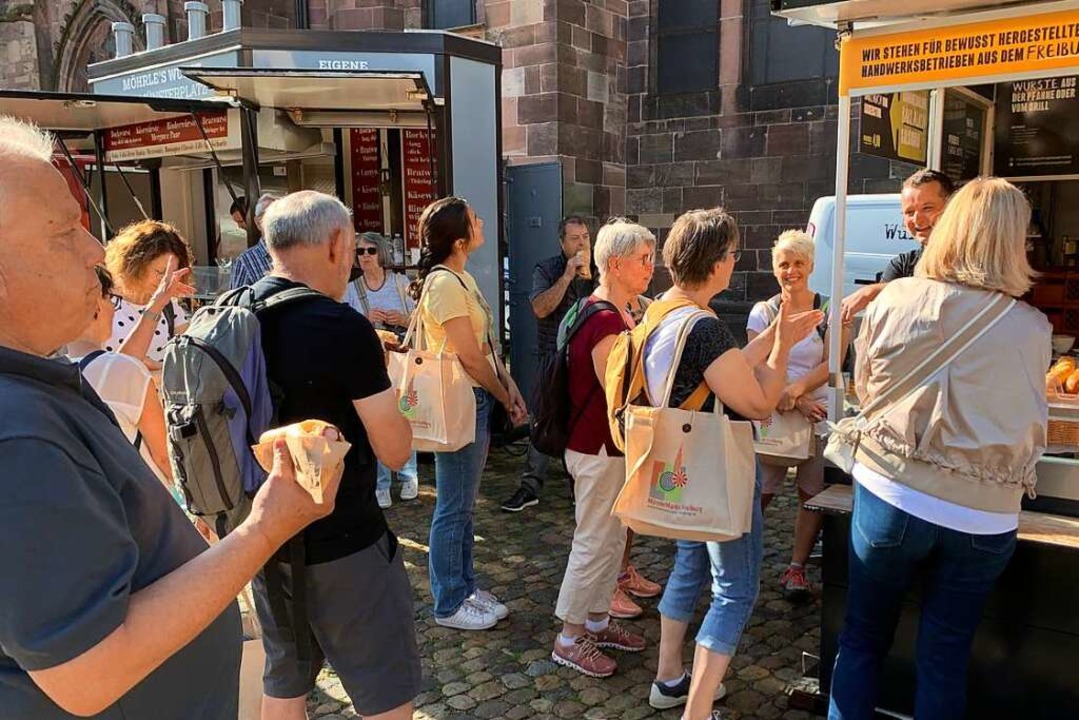 Frühaufsteher mit BZ-Card erlebten ein... Münstermarkt mit leckeren Kostproben.  | Foto: Martina Fahrländer