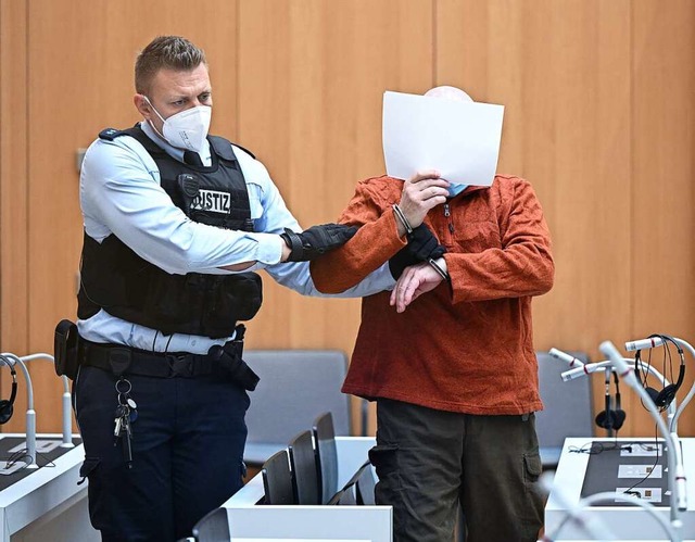 Einer von zwei Angeklagten wird vor de...tgart in Stuttgart-Stammheim gebracht.  | Foto: Bernd Weibrod (dpa)