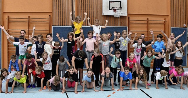 Beim Pfingstzirkusprojekt studierten die Bilder auch eine Pyramide ein.   | Foto: Heinz und Monika Vollmar