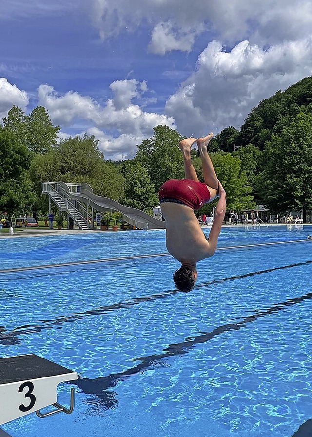 Der Sprung ist angenehmer, wenn das Wasser nicht zu kalt ist.   | Foto: Tina Prause