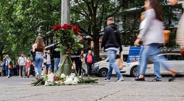 Blumen sind an einem Ampelmast auf der...ten nach der Todesfahrt am 08.06.2022.  | Foto: Paul Zinken (dpa)