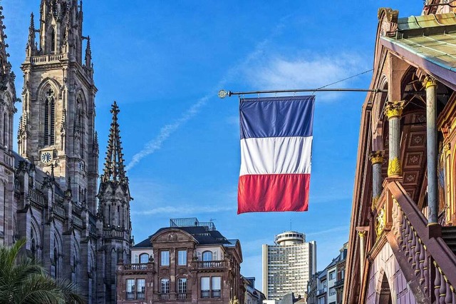 Vor der anstehenden Parlamentswahl ste...chen im Elsass hinter Emmanuel Macron.  | Foto: agefotostock (IMAGO)