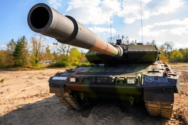 325 Panzer vom Typ Leopard 2 sind im B...nen einige ausgemustert werden sollen.  | Foto: Philipp Schulze (dpa)