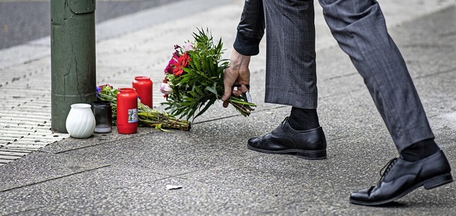 Am Tatort haben  Menschen  Blumen und Kerzen niedergelegt.   | Foto: Fabian Sommer (dpa)
