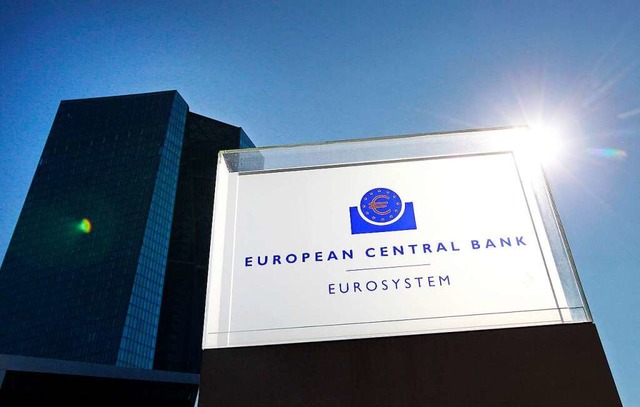 Nach 50 Zentralbanken weltweit reagier...stmals seit elf Jahren wieder anheben.  | Foto: DANIEL ROLAND (AFP)