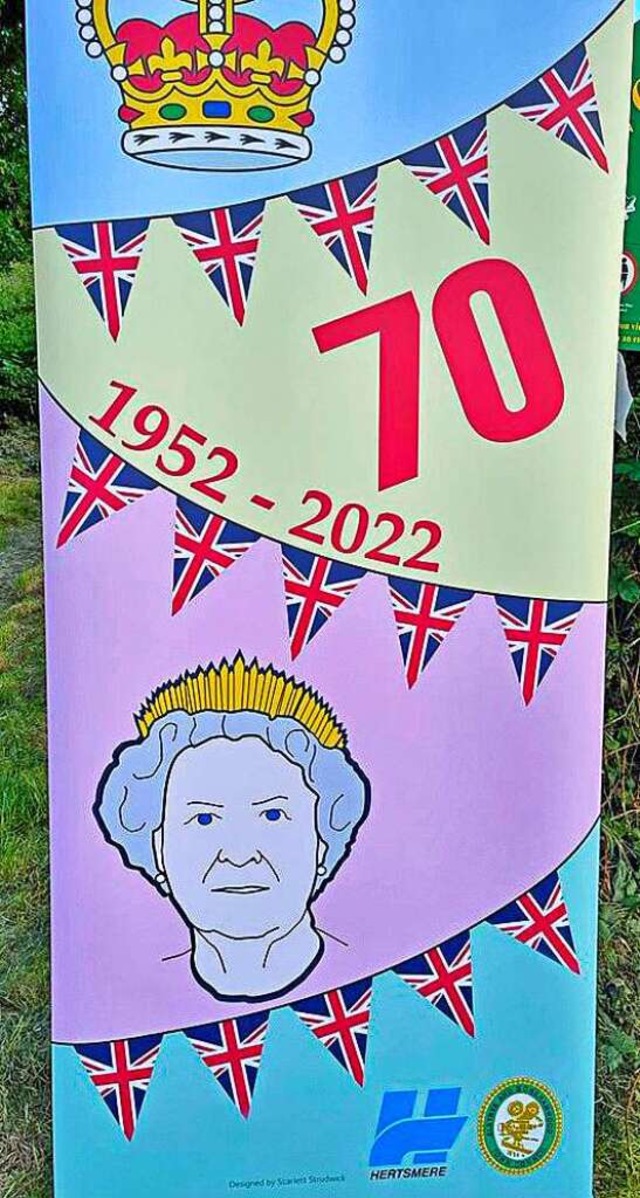 Plakat in Borehamwood-Elstree zum 70. Thronjubilum der Queen  | Foto: privat