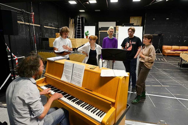 Der musikalische Leiter Nikolaus Reink...abel Ernst (von links) beim Einsingen.  | Foto: Ingo Schneider