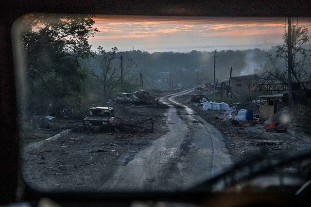 Ein ukrainischer Soldat blickt whrend...der Region Luhansk durch ein Fernglas.  | Foto: Oleksandr Ratushniak (dpa)