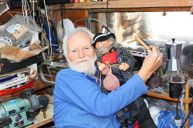 Wolfgang Helmeth mit Marionetten-Clochard in seiner Werkstatt   | Foto: Gabriele Fssler