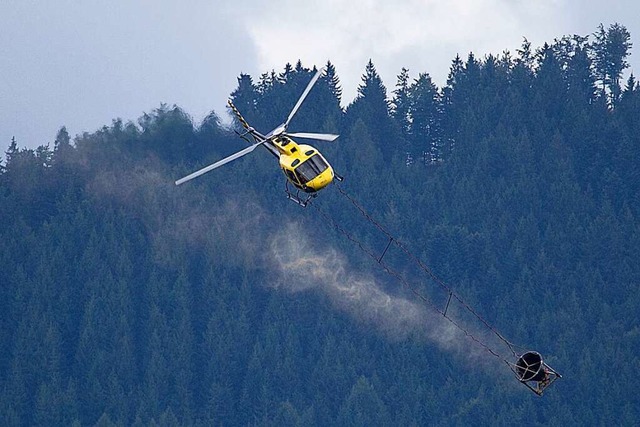 Im Jahr 2013 war der Kalk-Helikopter in Winden unterwegs.  | Foto: Daniel Fleig