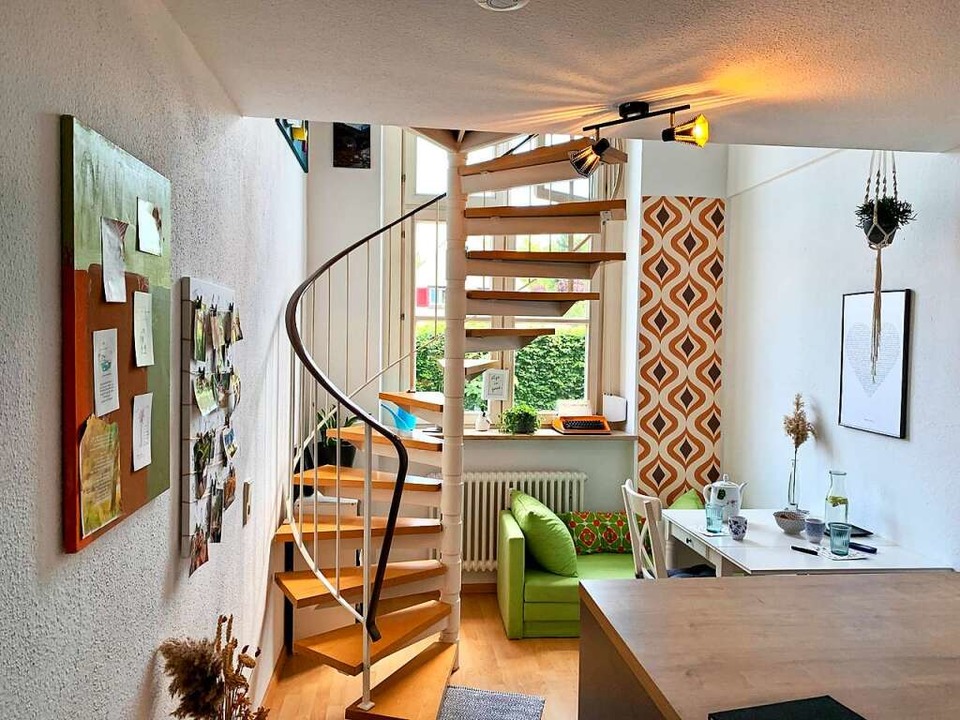 Hell und offen mit der Wendeltreppe im... der Wohn- und Essbereich der Wohnung.  | Foto: Carolin Johannsen