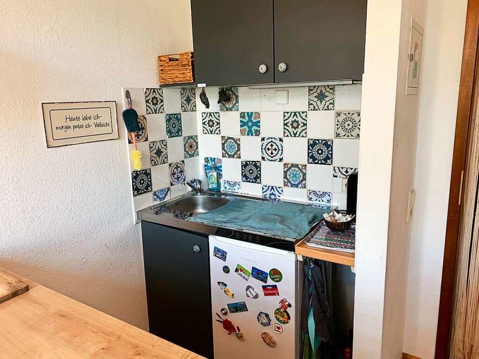 Auf dem Kühlschrank sammelt Petra Magnete von ihren Reisen.  | Foto: Carolin Johannsen