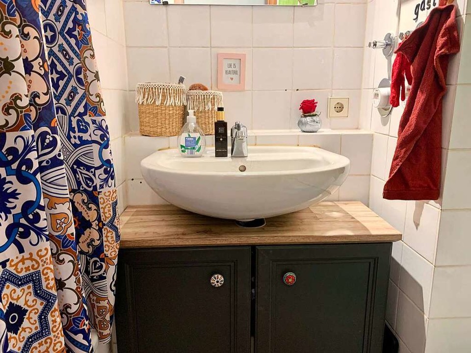 Den Schrank im Badezimmer hat eine Freundin von Petra zusammengebaut.  | Foto: Carolin Johannsen