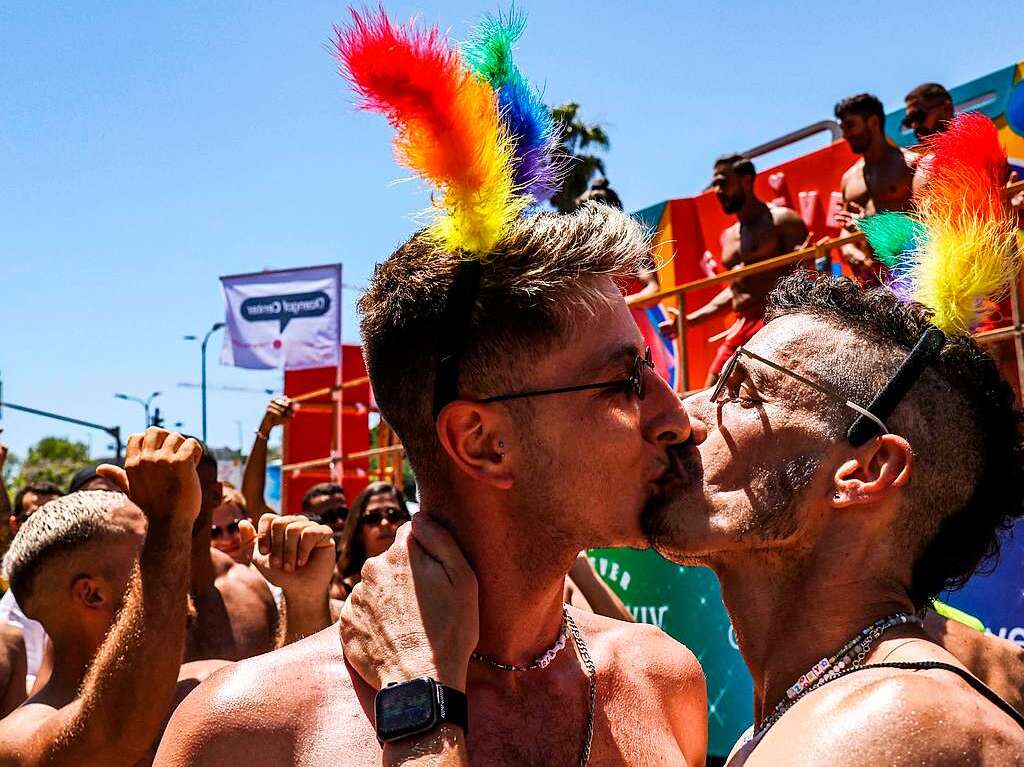 Zehntausende Menschen haben bei der Gay-Pride-Parade in der israelischen Kstenstadt Tel Aviv gefeiert.