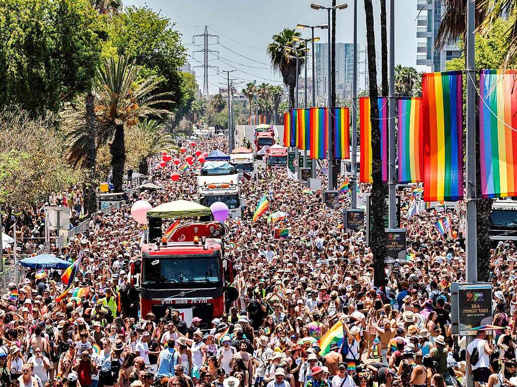 Zehntausende Menschen haben bei der Gay-Pride-Parade in der israelischen Kstenstadt Tel Aviv gefeiert.