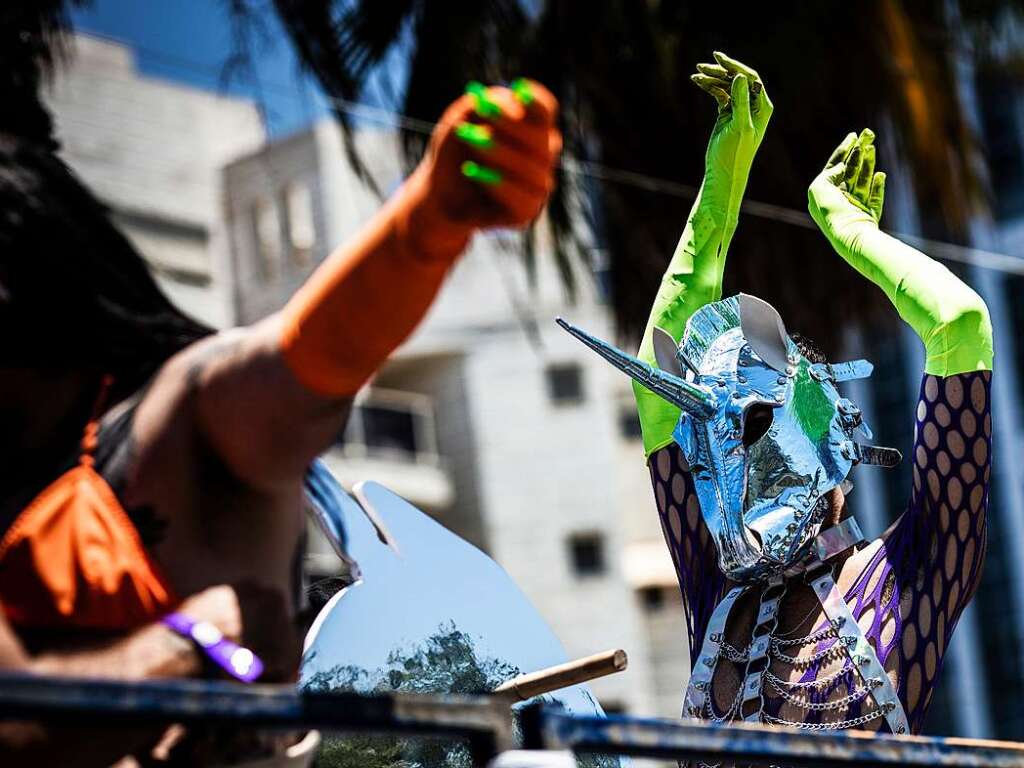 Zehntausende Menschen haben bei der Gay-Pride-Parade in der israelischen Kstenstadt Tel Aviv gefeiert.