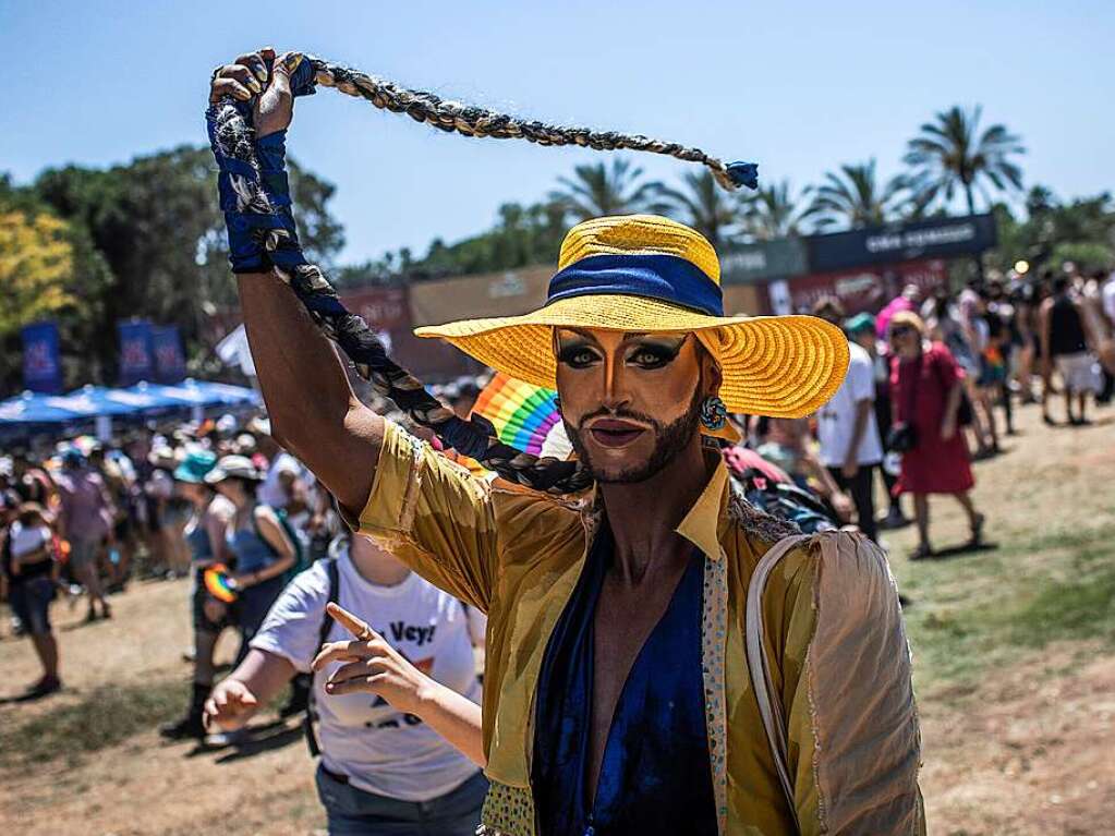 Zehntausende Menschen haben bei der Gay-Pride-Parade in der israelischen Kstenstadt Tel Aviv gefeiert.