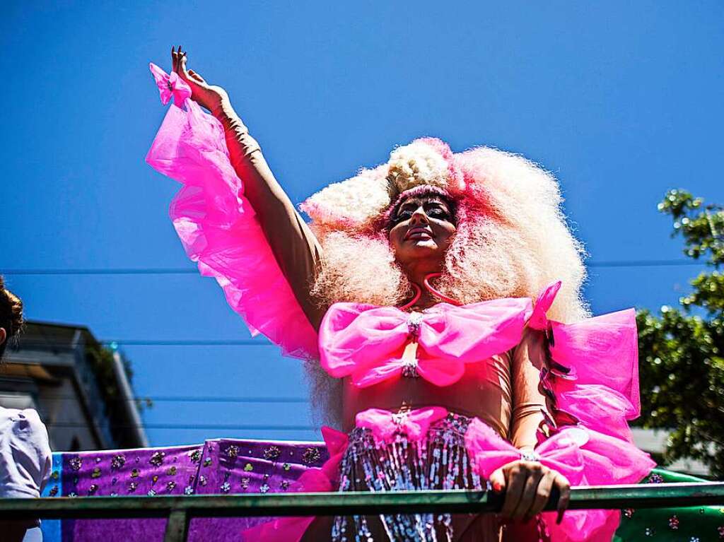 Zehntausende Menschen haben bei der Gay-Pride-Parade in der israelischen Kstenstadt Tel Aviv gefeiert.