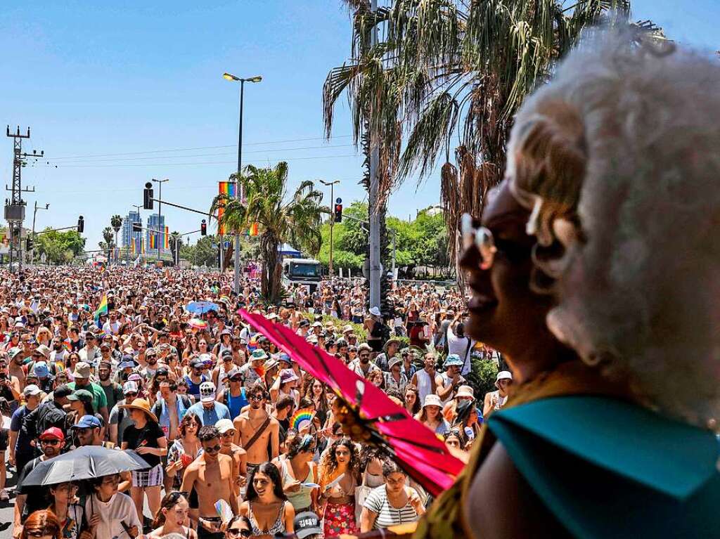 Zehntausende Menschen haben bei der Gay-Pride-Parade in der israelischen Kstenstadt Tel Aviv gefeiert.