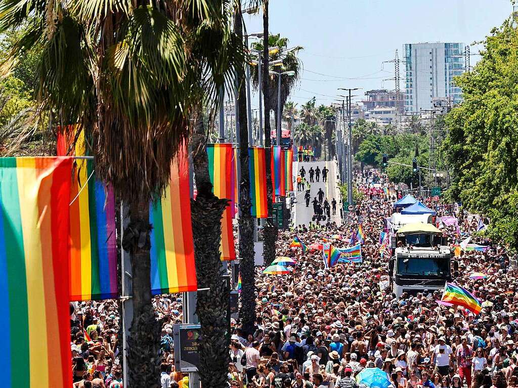 Zehntausende Menschen haben bei der Gay-Pride-Parade in der israelischen Kstenstadt Tel Aviv gefeiert.