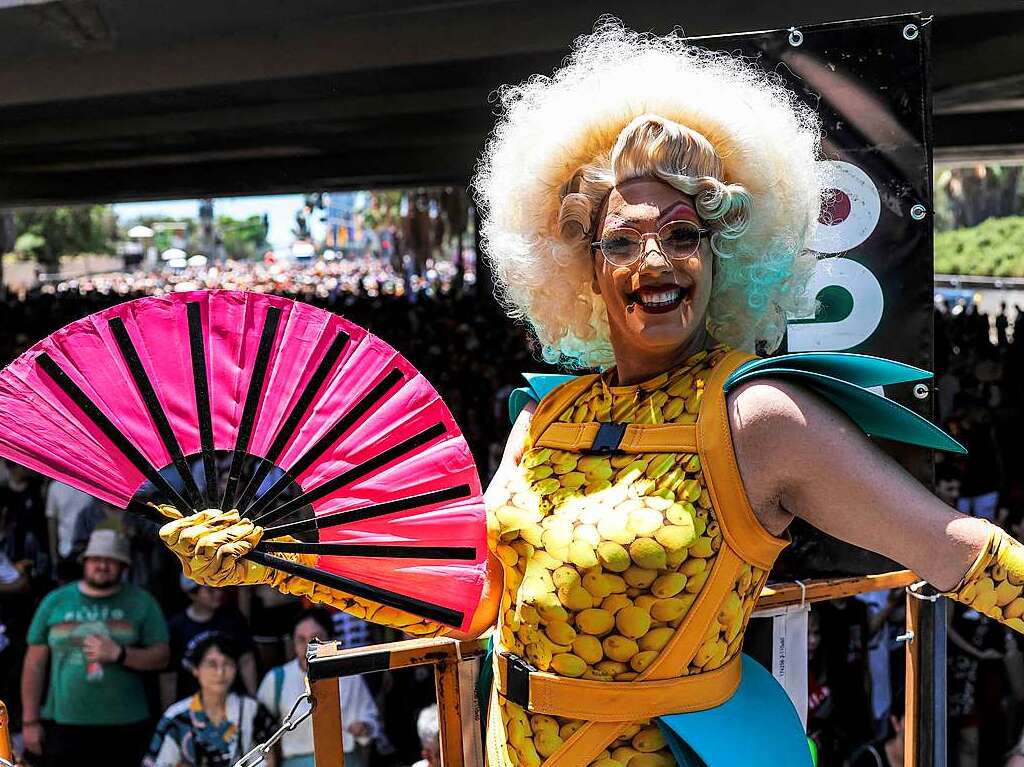 Zehntausende Menschen haben bei der Gay-Pride-Parade in der israelischen Kstenstadt Tel Aviv gefeiert.