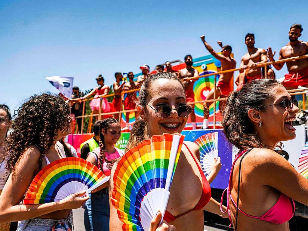 Zehntausende Menschen haben bei der Gay-Pride-Parade in der israelischen Kstenstadt Tel Aviv gefeiert.