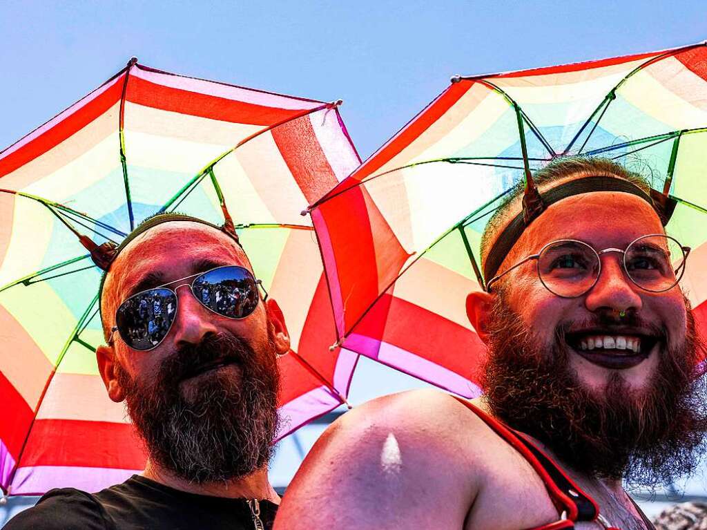 Zehntausende Menschen haben bei der Gay-Pride-Parade in der israelischen Kstenstadt Tel Aviv gefeiert.