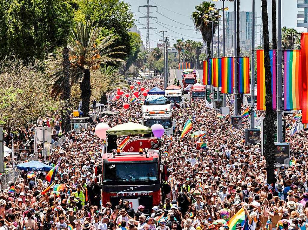 Zehntausende Menschen haben bei der Gay-Pride-Parade in der israelischen Kstenstadt Tel Aviv gefeiert.