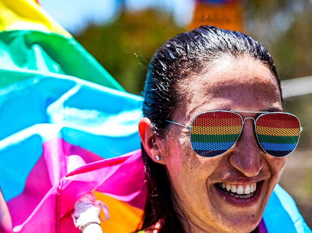 Zehntausende Menschen haben bei der Gay-Pride-Parade in der israelischen Kstenstadt Tel Aviv gefeiert.