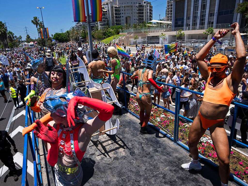 Zehntausende Menschen haben bei der Gay-Pride-Parade in der israelischen Kstenstadt Tel Aviv gefeiert.