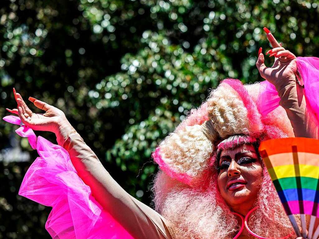 Zehntausende Menschen haben bei der Gay-Pride-Parade in der israelischen Kstenstadt Tel Aviv gefeiert.