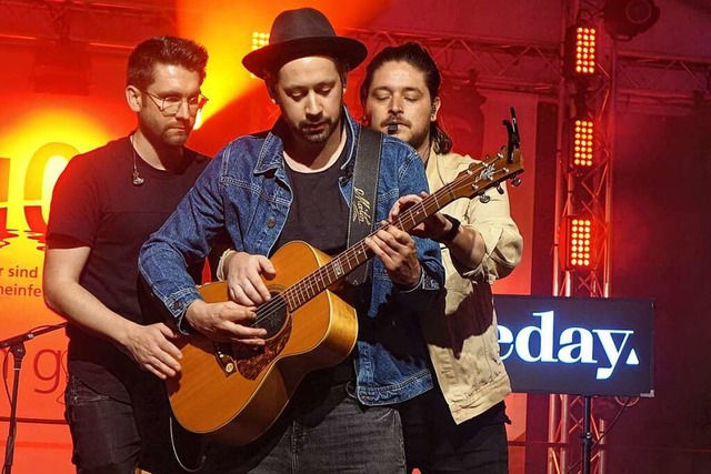 Das  Pop-Trio &#8222;Sameday&#8220; sp...en auch mal zu dritt an einer Gitarre.  | Foto: Roswitha Frey