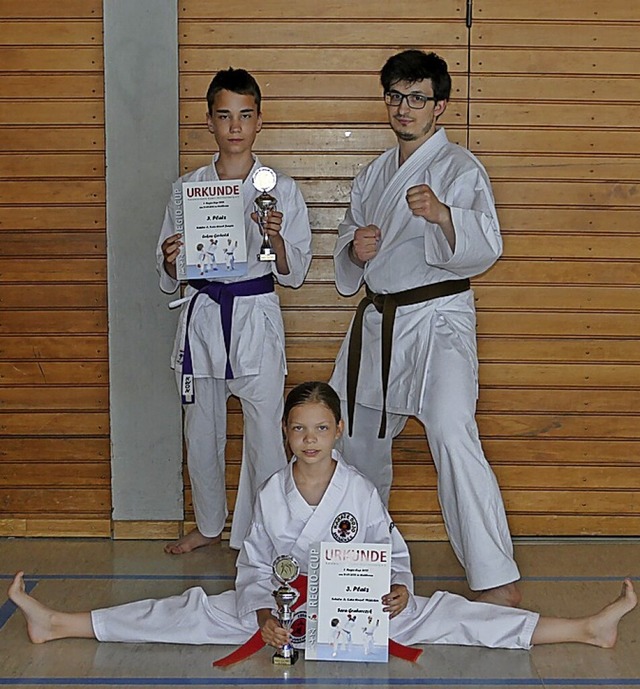 Sara Grabarczyk   und Lukas Gerhold mit Trainerassistent Maxim Cruzel  | Foto: Karate Dojo Breisach