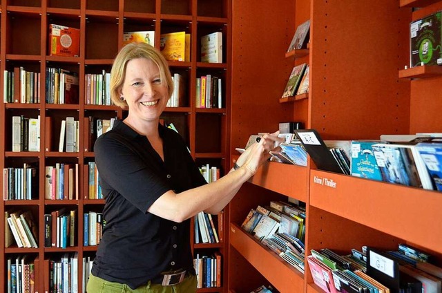 Mehr als nur Bcher: Bibliotheksleiter...etrich vor dem Regal mit Literatur-CDs  | Foto: Savera Kang