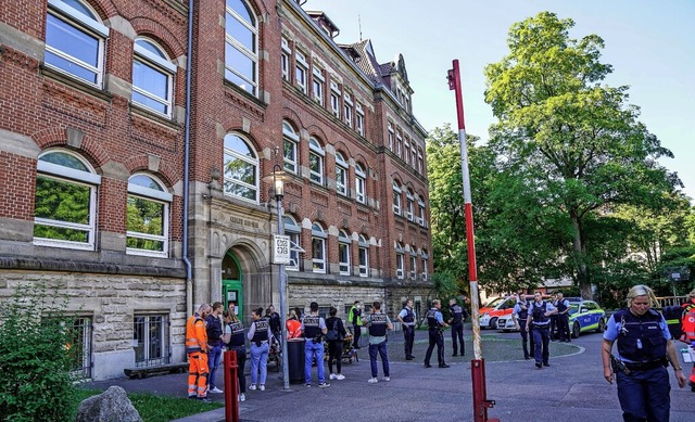 Rettungskrfte am Tatort vor der Grundschule in Esslingen  | Foto: SDMG , Kohls (dpa)