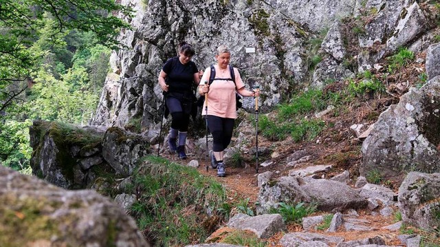 Regina Russi und Karin Griesser unterwegs auf dem  Sentier des Roches.  | Foto: Marleen Beisheim