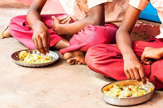 In Indien isst man mit der rechten Han... Deutschland. Die Linke ist aber tabu.  | Foto: adobe