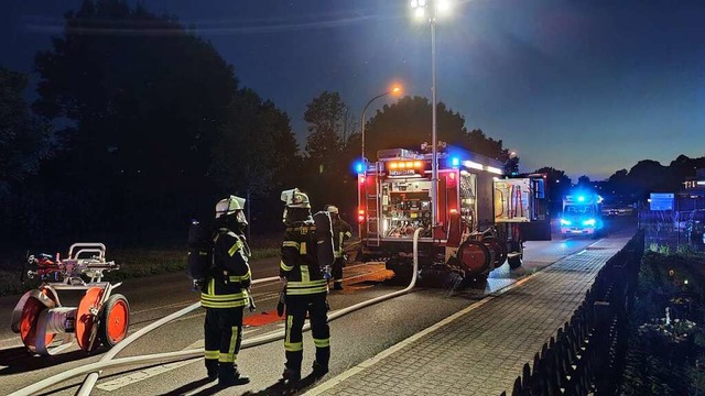 Ein Groaufgebot an Rettungskrften wa... fr den Einsatz voll gesperrt werden.  | Foto: Frank Szillat