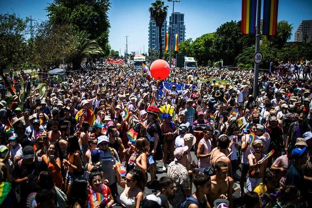 In Tel Aviv findet in diesen Tagen Pri...st durch die Omikron-Subvariante BA.5.  | Foto: Ilia Yefimovich (dpa)