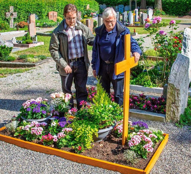 Dieter Lutterer (rechts) und sein Sohn... sind fassungslos ber den Blumenklau.  | Foto: Paul Eischet