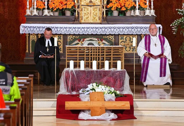 Kardinal Reinhard Marx (l) steht bei e...che Maria Himmelfahrt vor fnf Kerzen.  | Foto: Karl-Josef Hildenbrand (dpa)