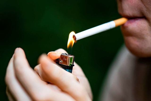 Jeder Dritte Deutsche greift einer Studie zufolge regelmig zur Zigarette.  | Foto: Fabian Sommer (dpa)
