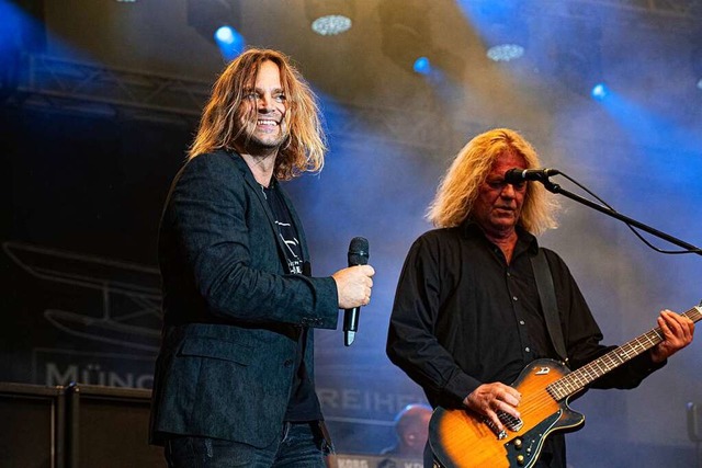 Snger Tim Wilhelm (links) und Gitarri...t auf der Open Air Bhne in Lffingen.  | Foto: Wolfgang Scheu