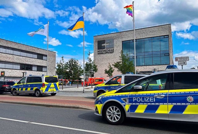 Einsatzfahrzeuge der Polizei stehen vo...Gebude der Hochschule Hamm-Lippstadt.  | Foto: Festim Beqiri (dpa)